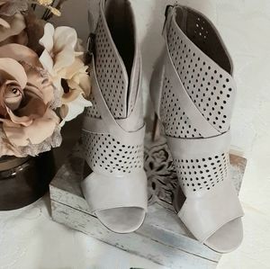 Peep toe bootie 7.5